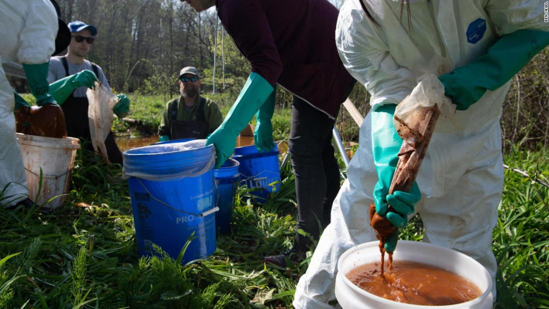 Sabraw and Riefler joined forces to create paint from the pollution. The project began with them collecting thousands of five-gallon buckets of AMD from a site in Corning, Ohio, with the help of grad students and volunteers.