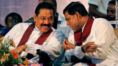 O ex-presidente do Sri Lanka Mahinda Rajapaksa, à esquerda, e seu irmão Basil Rajapaksa, à direita, durante uma campanha no subúrbio de Kirillawala, Sri Lanka, em 4 de abril de 2010.