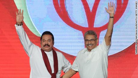 Mahinda Rajapaksa, kiri, bersama saudaranya, Gotabaya Rajapaksa di Kolombo, Sri Lanka, pada 2019.  