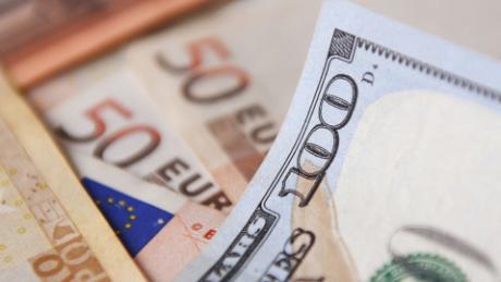 El valor del euro se desploma y empata con el dólar tiempo de comprar o vender esta moneda? - CNN Video