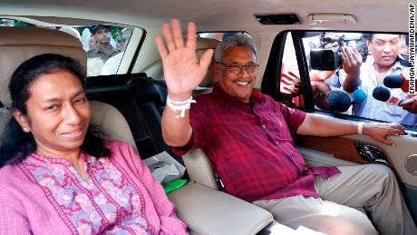Gotabaya Rajapaksa com sua esposa Ayoma, nos arredores de Colombo, Sri Lanka, em 2019. 