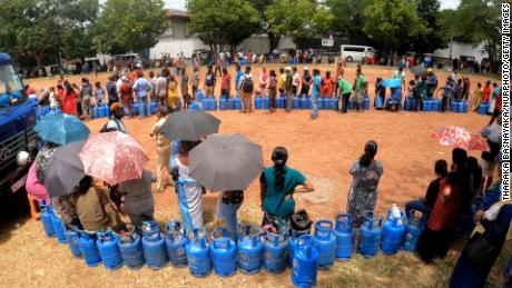 Los habitantes de Sri Lanka hacen fila para recibir cilindros de gas en Colombo.