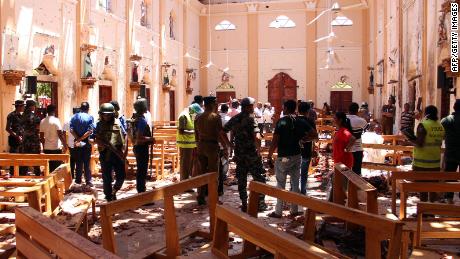 La escena en la Iglesia de San Sebastián en Negombo luego de los ataques con bombas el 21 de abril de 2019.
