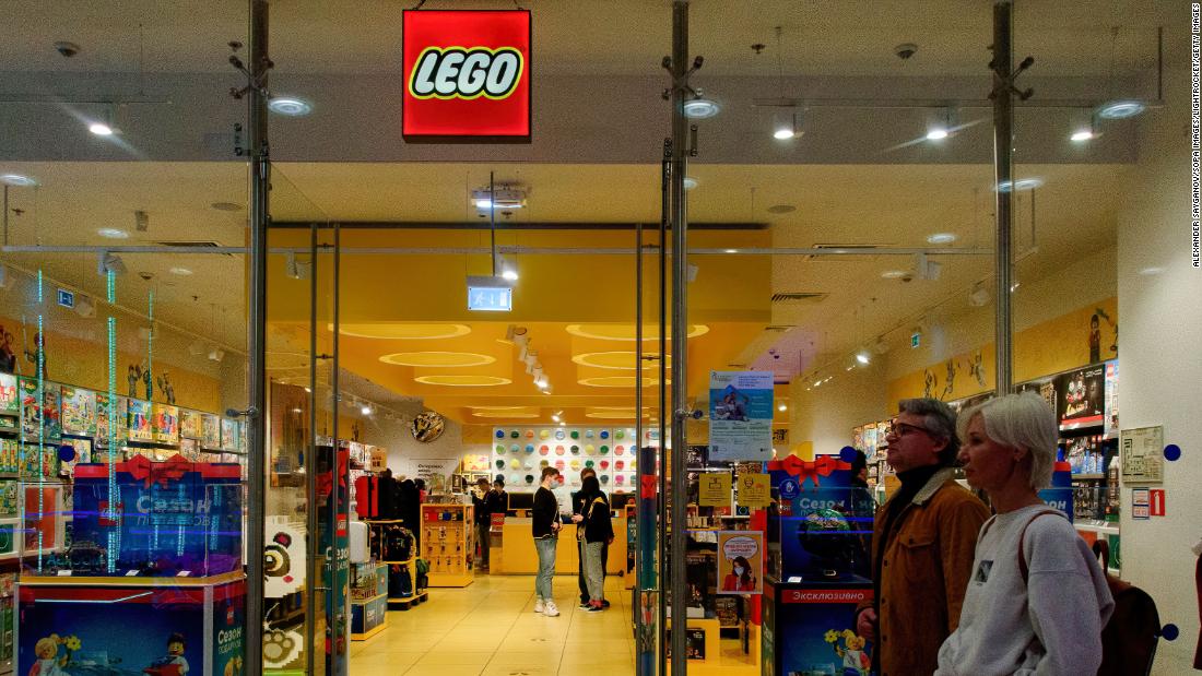 lego-closes-russia-business-and-lays-off-90-staff-in-moscow