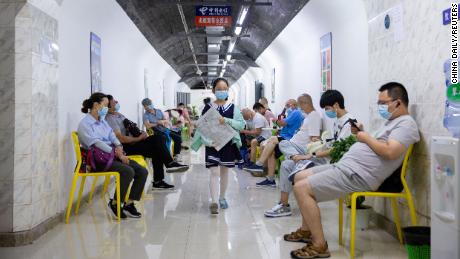 Los residentes pasan su tiempo en un refugio antiaéreo para escapar del calor del verano en medio de una advertencia de ola de calor en Nanjing, provincia de Jiangsu, China, el 12 de julio de 2022. 