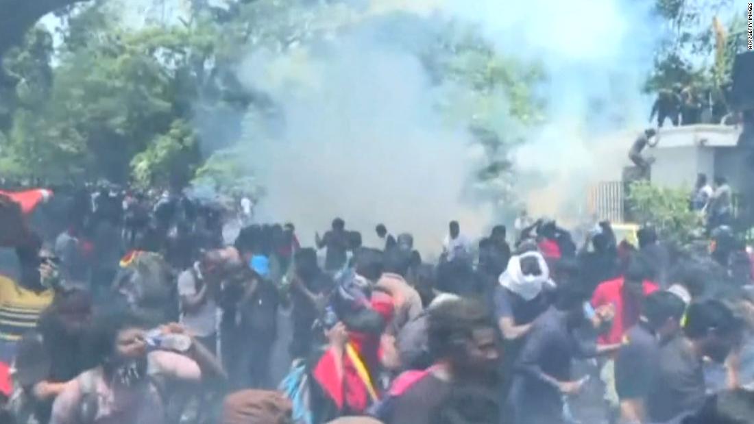 Video shows protestors flee amidst tear gas from Sri Lankan police