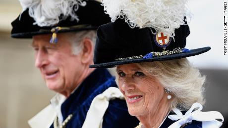 Charles a Camilla Medal se účastní podvazkové bohoslužby v kapli svatého Jiří dne 13. června 2022 ve Windsoru v Anglii.