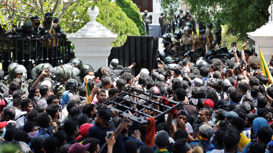 斯里兰卡：抗议者冲进总理府，总统不辞而别