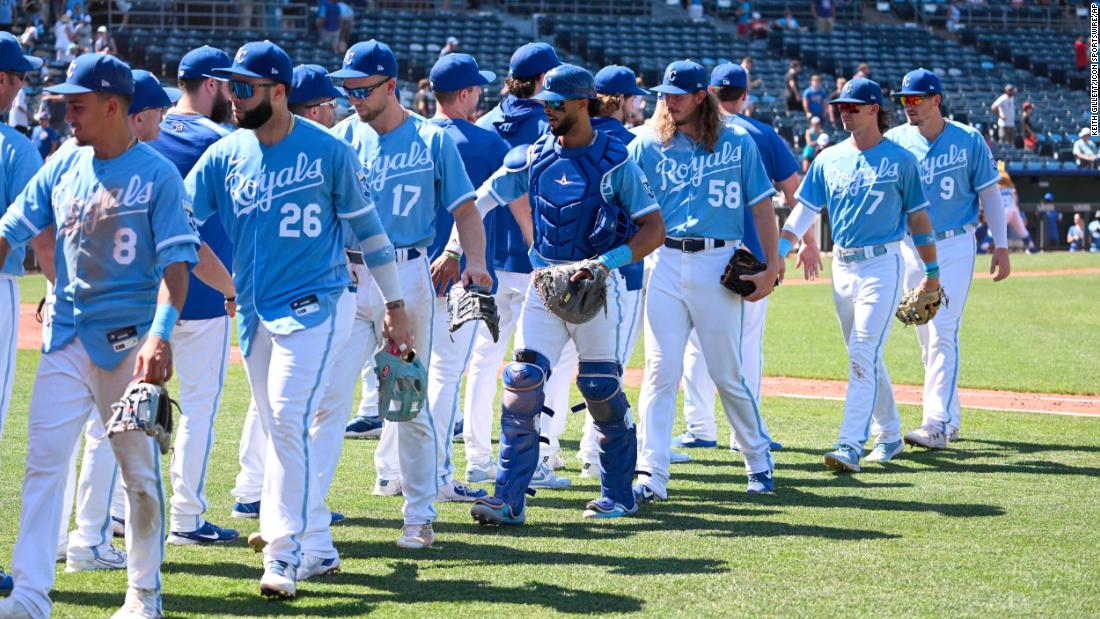 10 unvaccinated Kansas City Royals can't play in series vs. Toronto Blue  Jays due to Canadian COVID rules - CBS News