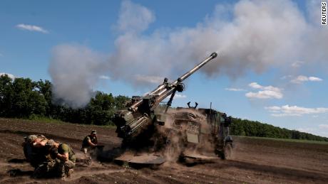 Anggota layanan Ukraina menembak ke arah posisi Rusia dengan howitzer self-propelled CAESAR, saat serangan Rusia ke Ukraina berlanjut, di wilayah Donetsk, pada 8 Juni.