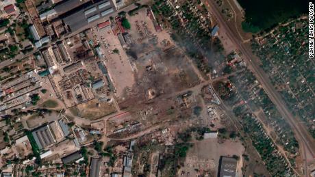 Gambar satelit dari Planet Labs PBC ini menunjukkan akibat dari serangan Ukraina terhadap depot amunisi Rusia di Nova Kakhovka.