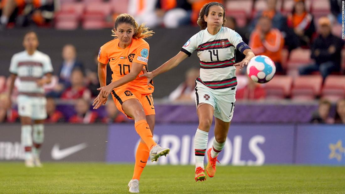 Women's Euro 2022: Daniëlle van de Donk's stunning winner snatches 3-2 victory for the Netherlands