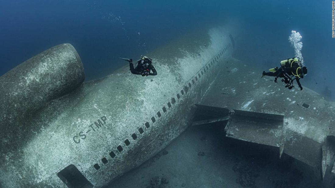 Eerie abandoned passenger plane sits on Red Sea floor