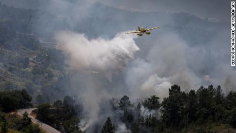 Portugal está lidiando con una sequía extrema, mientras que los aviones sofocan los incendios forestales en Ourém, al norte de Lisboa. 
