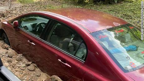 Una publicación de Facebook ayudó a una mujer a encontrar a su madre cuando las fuertes lluvias y las inundaciones azotaron partes de Virginia