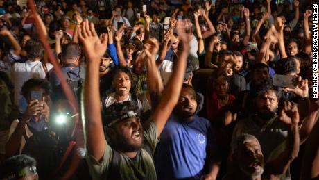 La gente a Colombo, Sri Lanka, festeggia dopo aver appreso delle dimissioni del presidente Gotabaya Rajapaksa il 14 luglio.