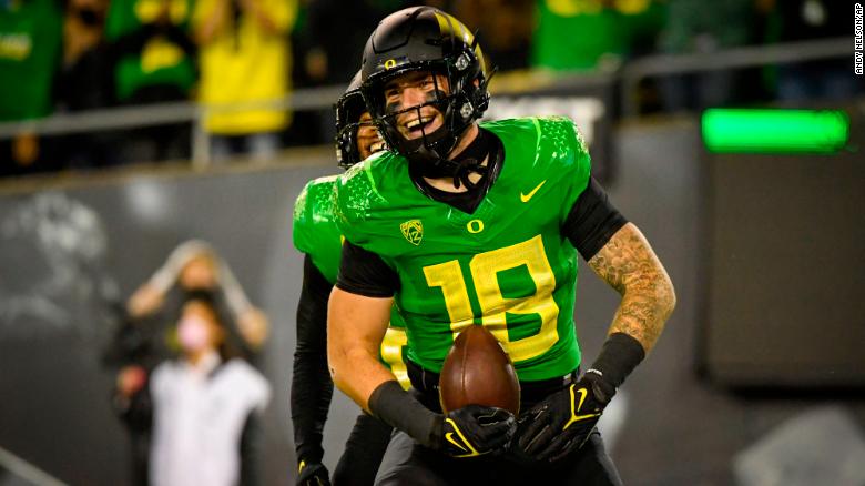 Oregon Ducks football player Spencer Webb dies from head injury after fall