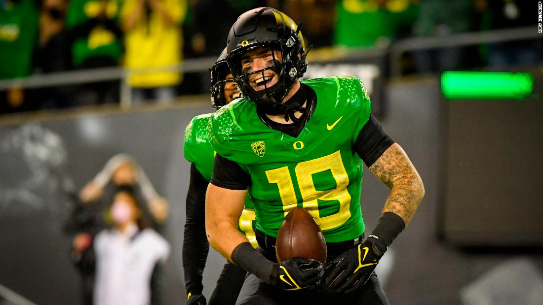 University of Oregon football player Spencer Webb dies from head injury after fall