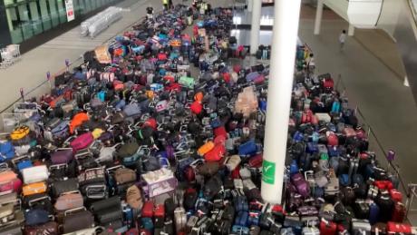 Delta voló un avión exclusivamente 1.000 maletas perdidas Londres EE.UU. CNN Video