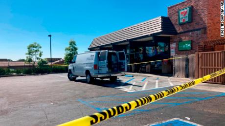 Un empleado de la tienda 7-Eleven en Brea, California, murió después de recibir un disparo, dijo el departamento de policía.
