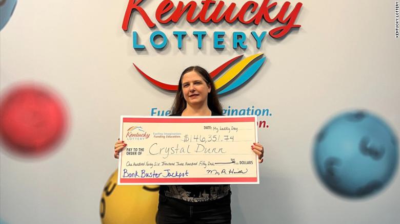 This Kentucky woman handed out gift cards to strangers after winning the lottery