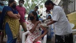 Enfeksiyonlar dört ayın en yüksek seviyesine ulaştığında Hindistan 2 milyar Covid aşısına ulaştı