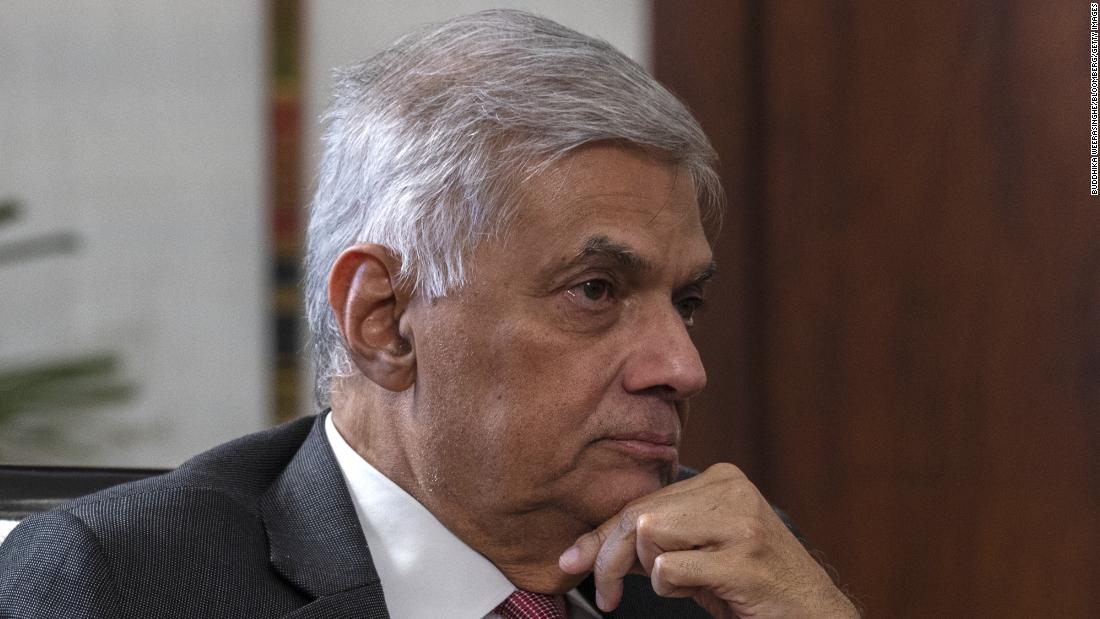 Srí Lanka: Úřadující prezident Ranil Wickemesinghe řekl, že předchozí vláda „skrývá fakta“ o finanční krizi