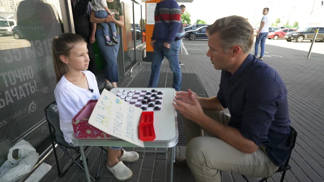How this 10-year-old checkers champ is helping the Ukrainian army – CNN Video