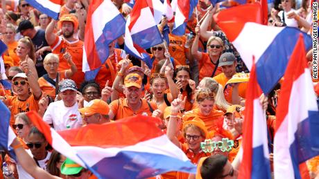 Nederlandse fans betuigen hun steun op weg naar het stadion voor de wedstrijd van het team tegen Zwitserland.