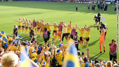 De Zweedse spelers vieren met de fans hun overwinning op Portugal.