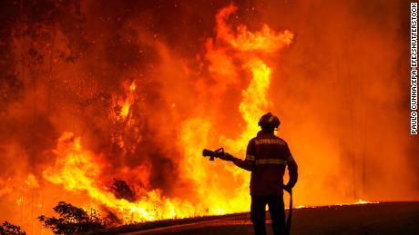 Una ola de calor en Portugal intensificó una sequía preexistente y provocó incendios forestales en partes centrales del país, incluido el pueblo de Memoria en el municipio de Leiria. 