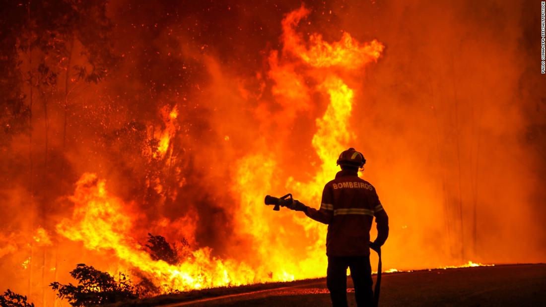 Karstuma vilnis Eiropā: Apvienotajā Karalistē ir trešā visu laiku karstākā diena, Francijā un Spānijā plosās krūmāju ugunsgrēki
