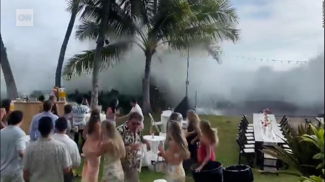 Watch massive waves wipe out wedding in Hawaii – CNN Video