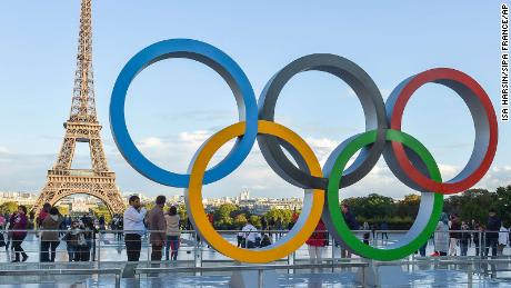 Gli anelli olimpici visti sul Parvis de l'Homme al Trocadero, davanti alla Torre Eiffel a Parigi.