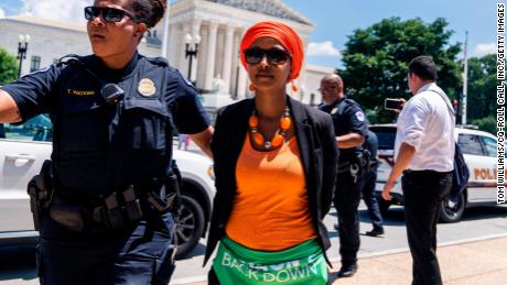 Na terça-feira, Roe v.  A deputada Ilhan Omar foi escoltada de um protesto do lado de fora da Suprema Corte com membros do Congresso protestando contra a decisão de cancelar a caçada.