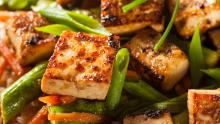 Un sauté de tofu fait maison avec du riz et des légumes verts plaira à tous.