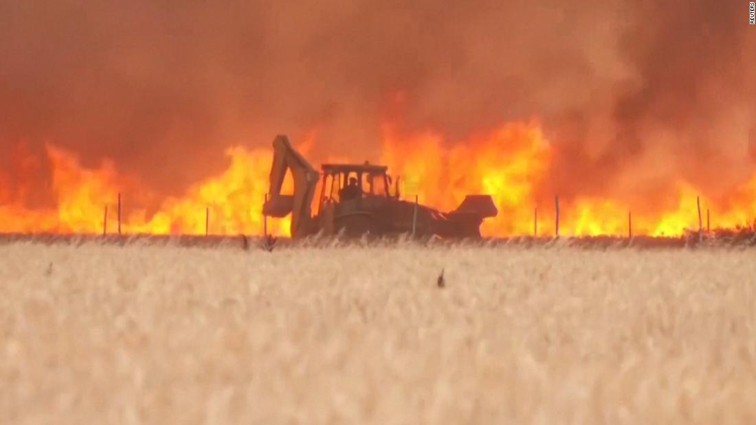 Man runs through flames, narrowly escapes wildfire - CNN Video