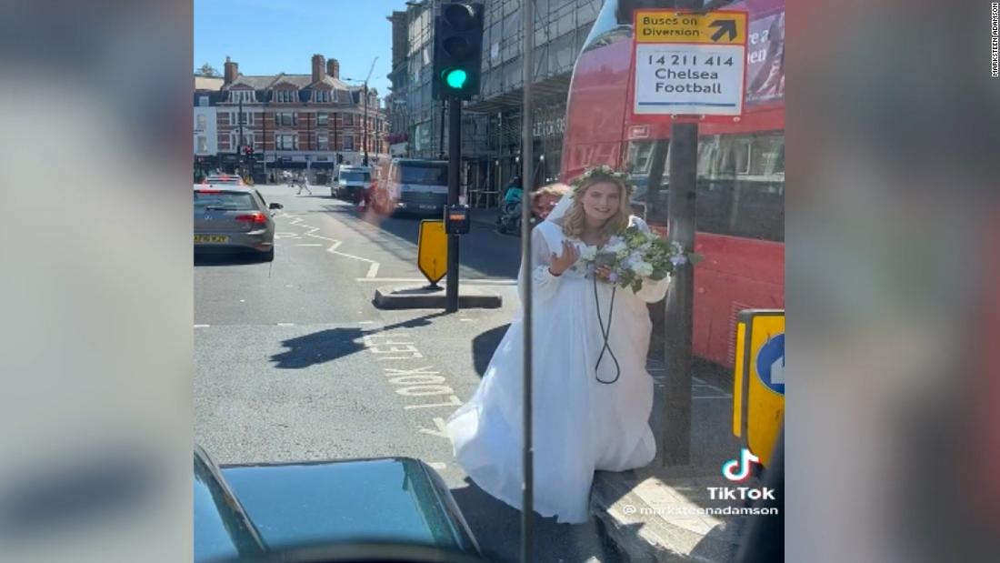 Video: Good samaritan finds bride stranded on her wedding day – CNN Video