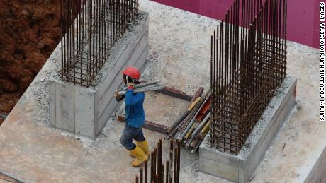Un trabajador migrante en una obra de construcción en Singapur.