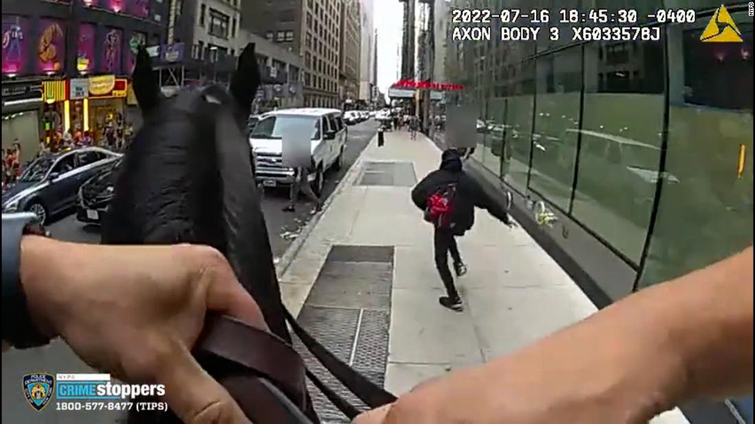Watch police horse pursue robbery suspect down New York street – CNN Video