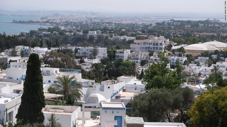De nombreux migrants qui espèrent rejoindre l'Europe se retrouvent dans la capitale tunisienne, Tunis.