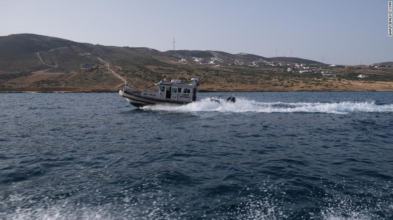 Des bateaux des garde-côtes tunisiens patrouillent sur les côtes tunisiennes à la recherche de bateaux de migrants.