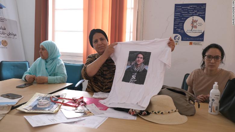 Samia Jabloun brandit un t-shirt avec une photo de son fils Fadi disparu en Méditerranée le 17 février 2021, alors qu'il se trouvait sur un bateau de sans-papiers en direction de l'Italie.