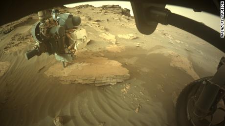 Pravá predná kamera, aby sa zabránilo nebezpečenstvu pre rover, urobila širšiu snímku série (dole). 