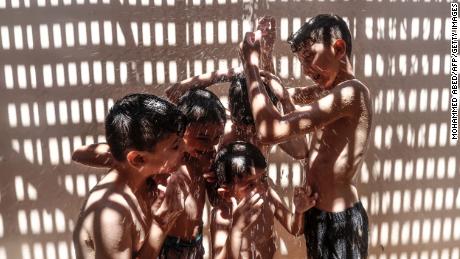 Anak-anak Palestina mandi untuk mendinginkan diri pada hari musim panas di Kota Gaza pada 20 Juli. 