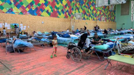 По ту сторону границы российские власти превратили баскетбольный зал в приют для беженцев из Украины.