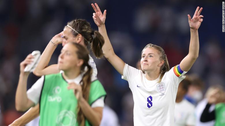 Leah Williamson celebrates her side&#39;s victory.