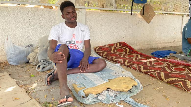 Abuboker Juma, originaire du Darfour au Soudan, faisait partie d'un groupe d'environ 50 migrants de plusieurs pays africains vus à l'extérieur de l'enceinte de l'OIM à Tunis.