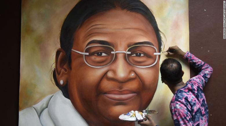 Художникът Джаджот Сингх Рубал дава последни щрихи на картина на кандидата за президент на Бхаратия Джаната (BJP) Друпади Мурму в Амритсар на 21 юли 2022 г.