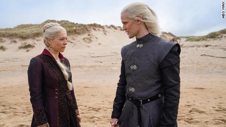 (De gauche à droite) Emma D'Arcy dans le rôle de la princesse Rhaenyra Targaryen et Matt Smith dans le rôle du prince Daemon Targaryen sont présentés dans une scène de 